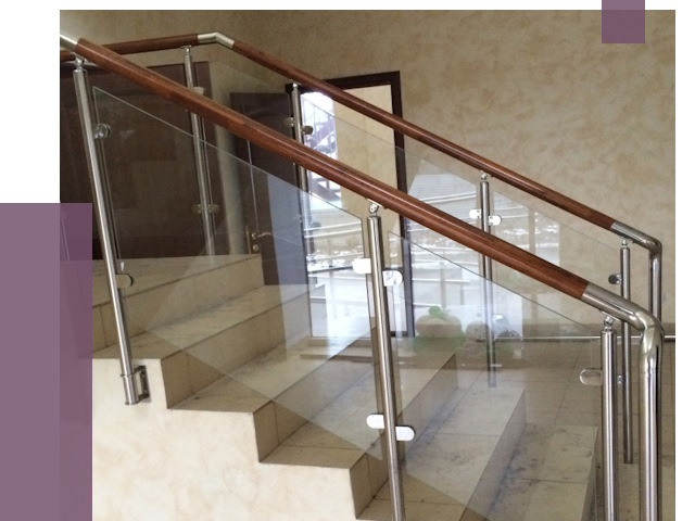 Комбинированные перила из металла и дерева в Нерюнгри